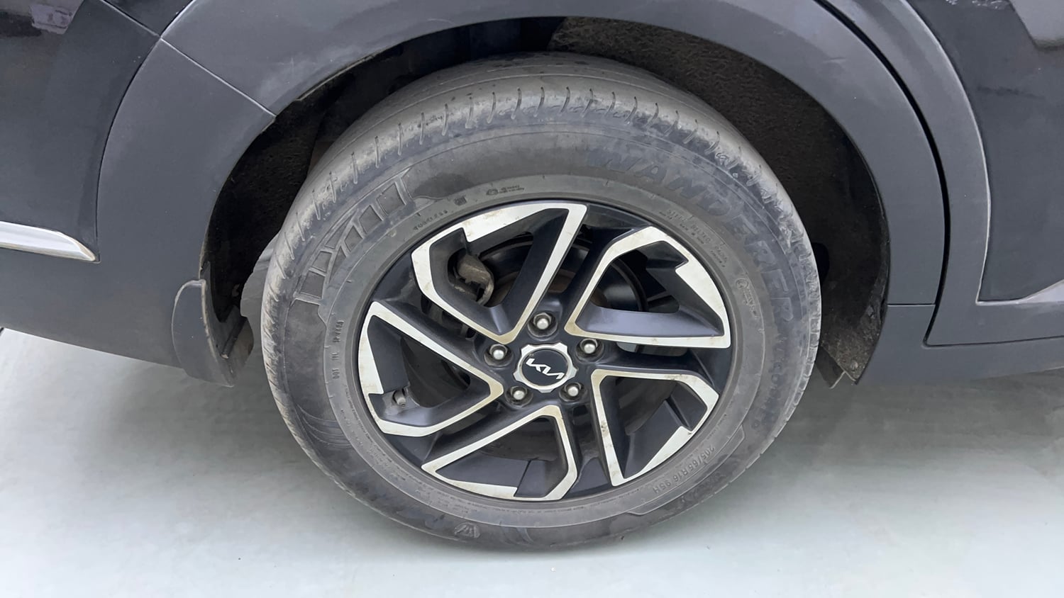 Used 2023 Kia Carens Prestige Plus 1.5 Diesel MT 7 STR Diesel Manual tyres RIGHT REAR TYRE RIM VIEW