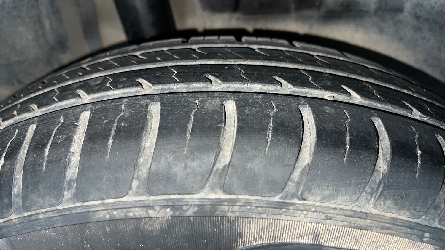 Used 2018 Maruti Suzuki Dzire VXi AMT Petrol Automatic tyres RIGHT REAR TYRE TREAD VIEW