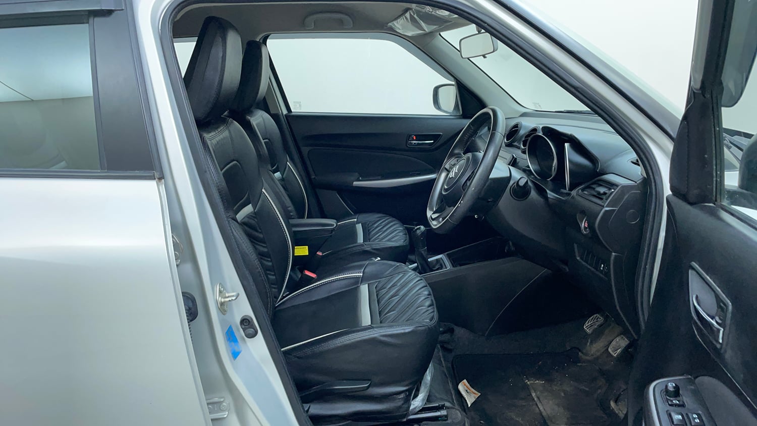 Used 2023 Maruti Suzuki Swift ZXi Petrol Manual interior RIGHT SIDE FRONT DOOR CABIN VIEW