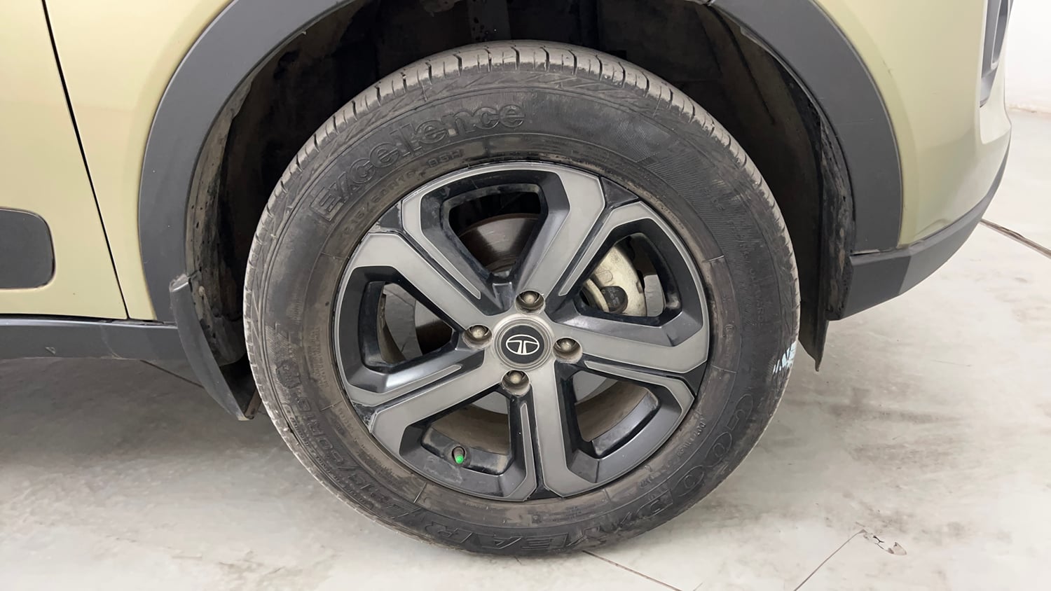 Used 2022 Tata Nexon Kaziranga XZA Plus (Premium) Petrol Automatic tyres RIGHT FRONT TYRE RIM VIEW