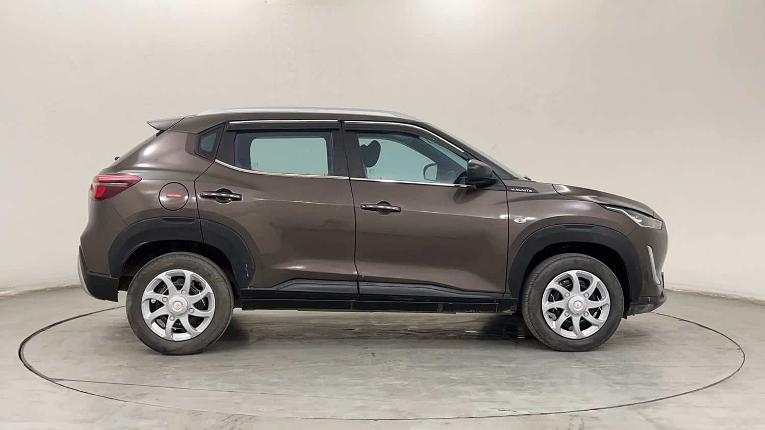 Used 2023 Nissan Magnite XE Petrol Manual exterior RIGHT SIDE VIEW