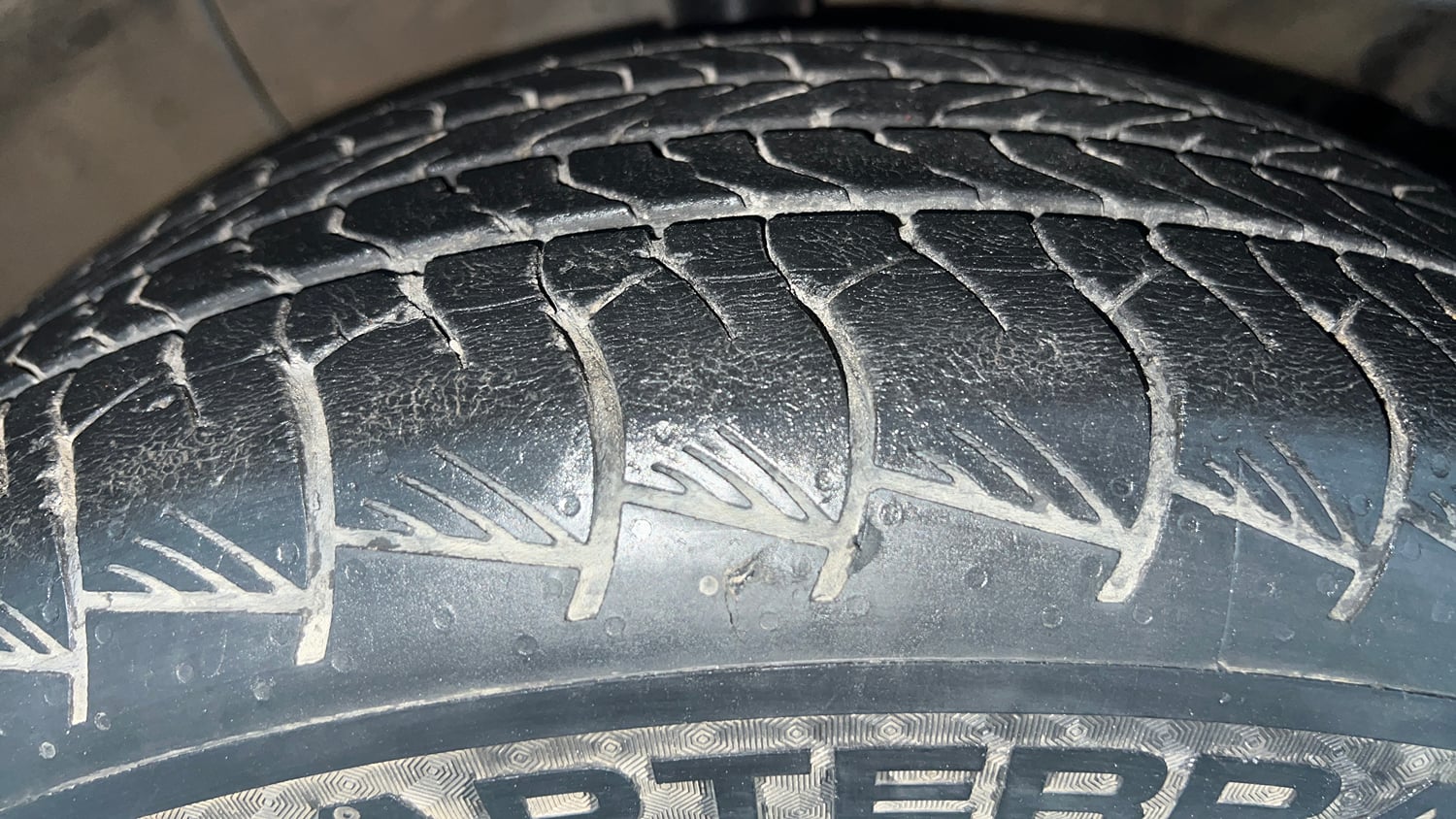 Used 2022 Hyundai Alcazar Signature (O) 6 STR 2.0 Petrol AT Petrol Automatic tyres RIGHT FRONT TYRE TREAD VIEW