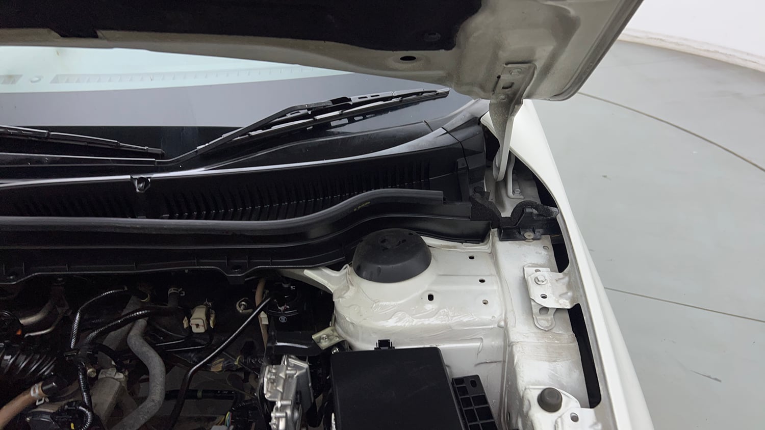 Used 2021 Maruti Suzuki Vitara Brezza ZXi AT SHVS Petrol Automatic engine ENGINE LEFT SIDE HINGE & APRON VIEW