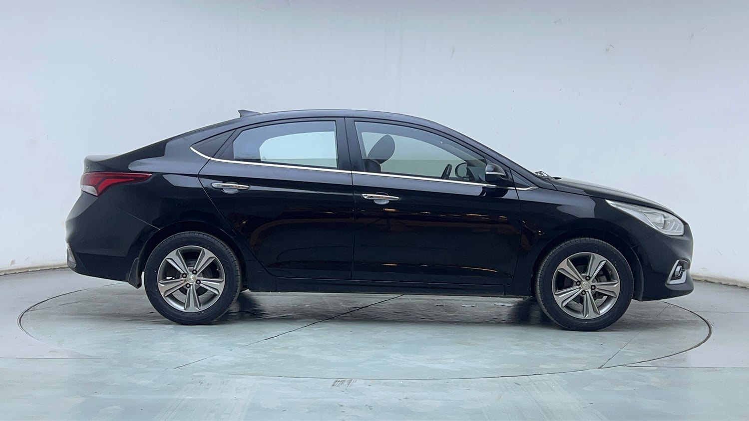 Used 2018 Hyundai Verna SX (O) 1.6 VTVT AT Petrol Automatic exterior RIGHT SIDE VIEW