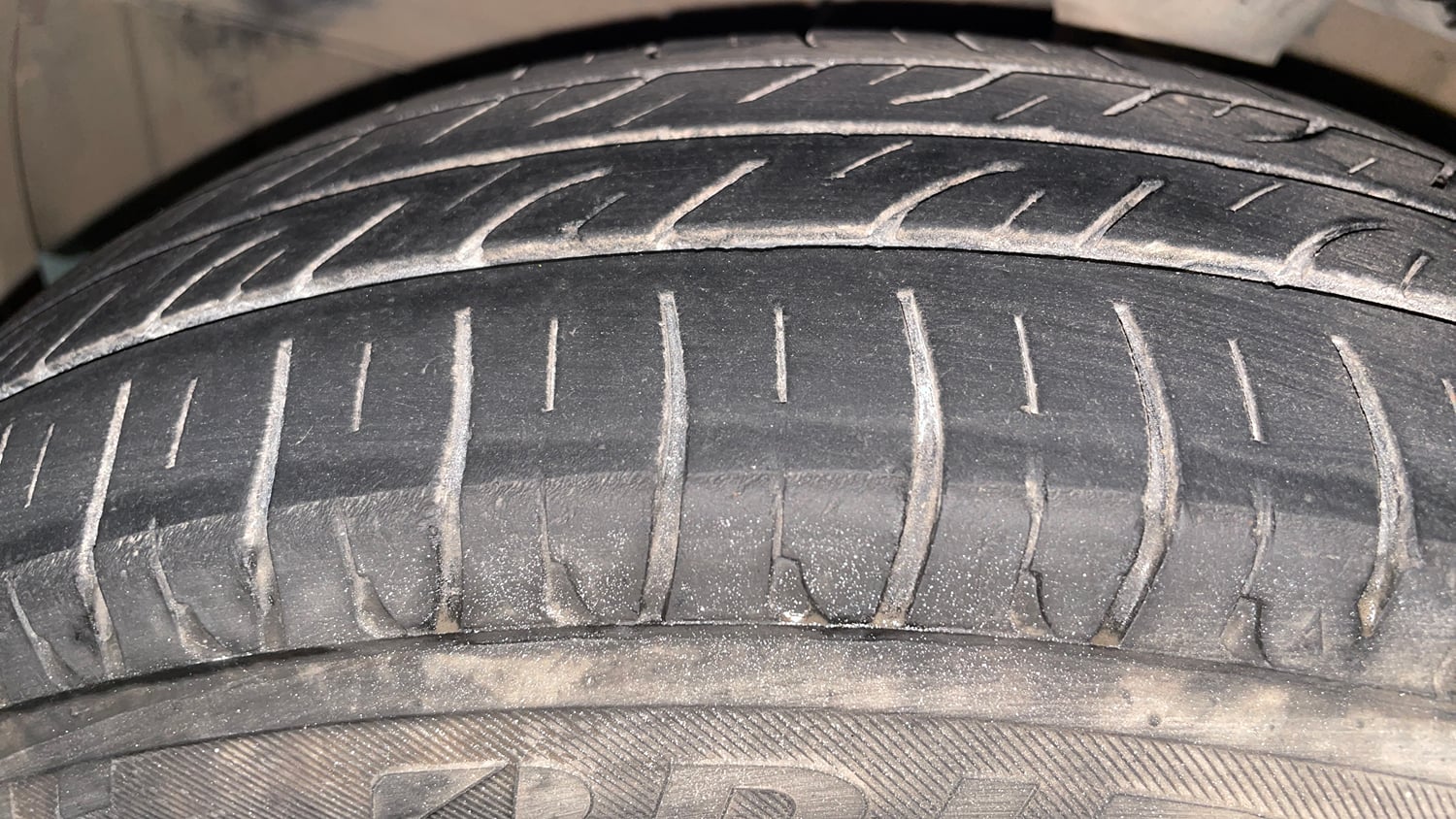 Used 2013 Hyundai i10 Sportz 1.2 AT Kappa2 Petrol Automatic tyres LEFT FRONT TYRE TREAD VIEW
