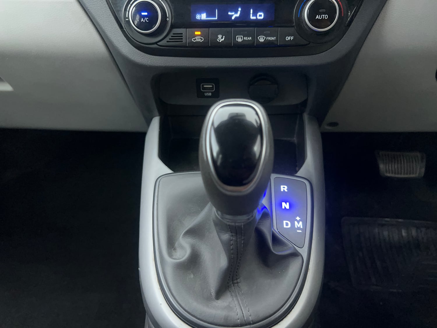 Used 2022 Hyundai Grand i10 Nios Sportz AMT 1.2 CRDi Diesel Automatic interior GEAR  KNOB VIEW