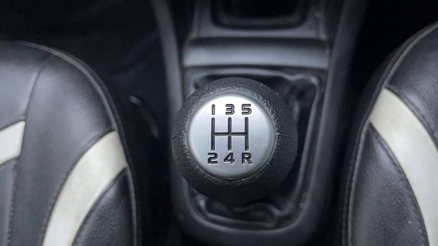 Used 2015 Maruti Suzuki Swift VDi Diesel Manual interior GEAR  KNOB VIEW