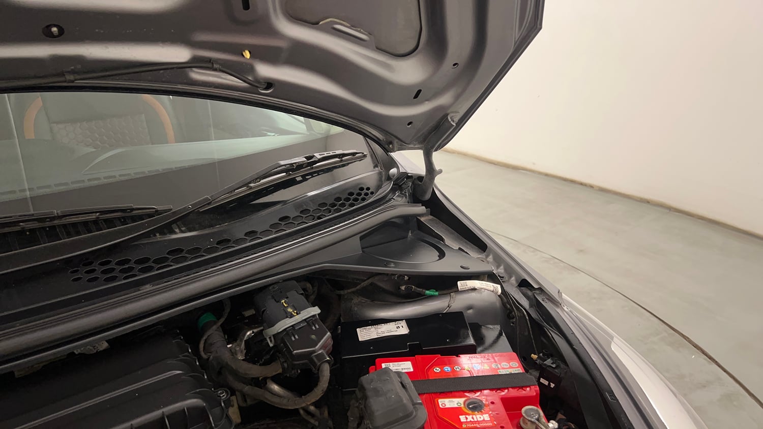 Used 2019 Tata Tiago Revotron XZ Plus Dual Tone Petrol Manual engine ENGINE LEFT SIDE HINGE & APRON VIEW