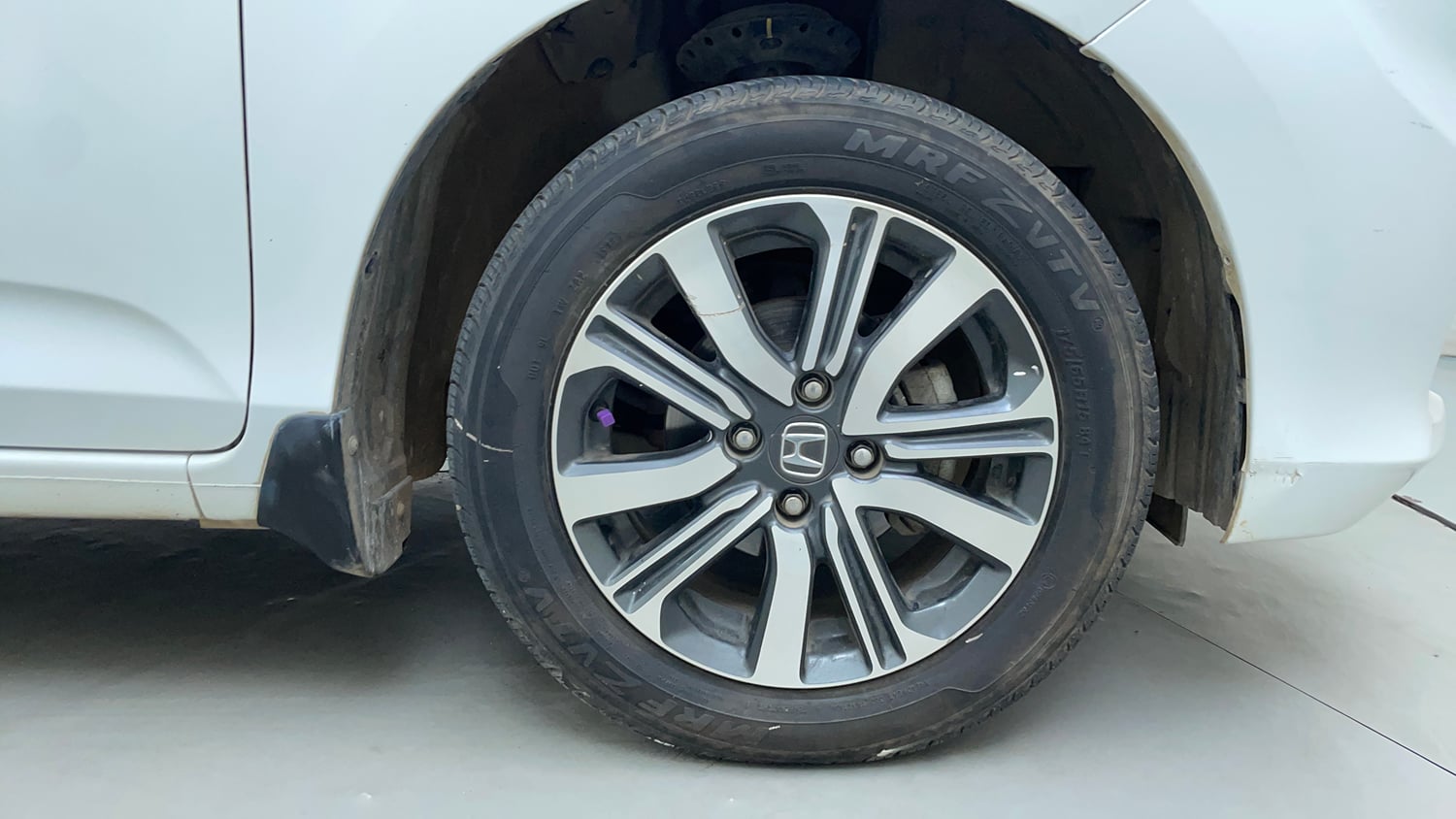 Used 2022 Honda Amaze VX MT 1.2 Petrol Petrol Manual tyres RIGHT FRONT TYRE RIM VIEW