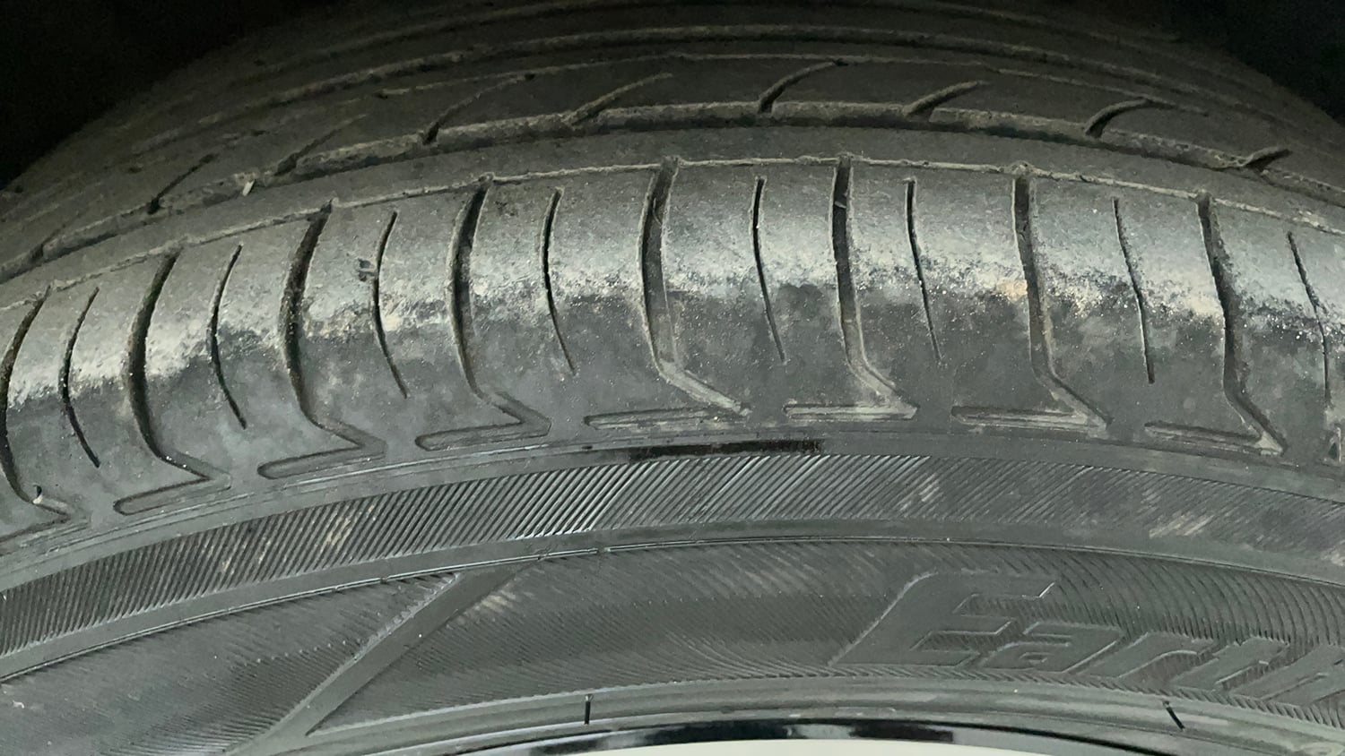 Used 2023 Kia Carens Prestige Plus 1.5 Diesel iMT 7 STR Diesel Manual tyres RIGHT FRONT TYRE TREAD VIEW