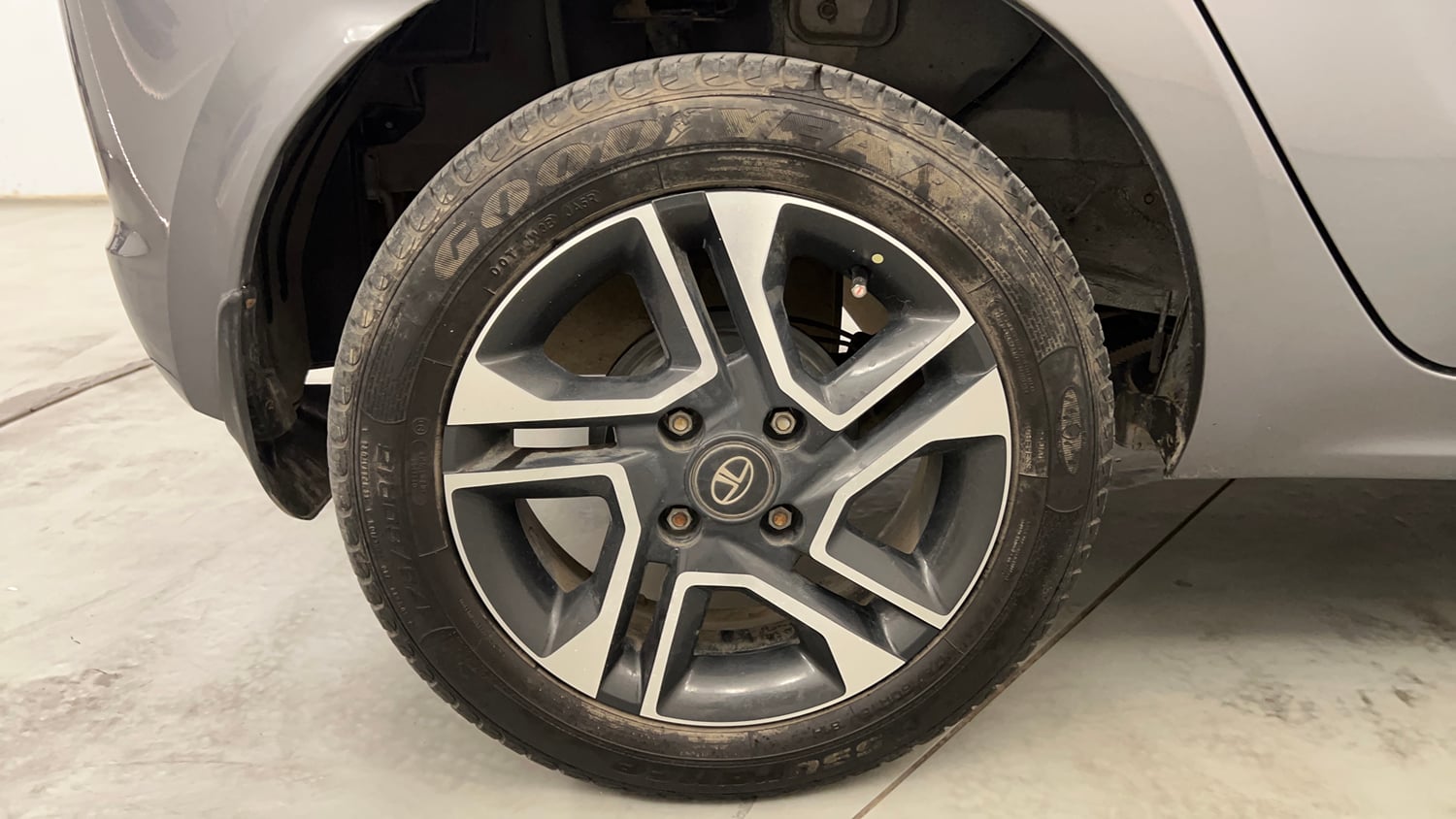 Used 2019 Tata Tiago Revotron XZ Plus Dual Tone Petrol Manual tyres RIGHT REAR TYRE RIM VIEW