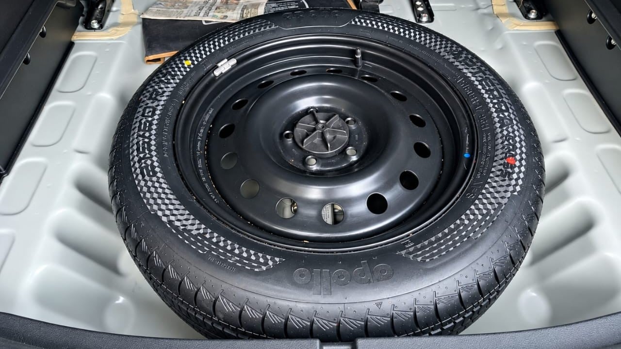 Used 2024 Maruti Suzuki Grand Vitara Zeta Smart Hybrid Petrol Manual tyres SPARE TYRE VIEW