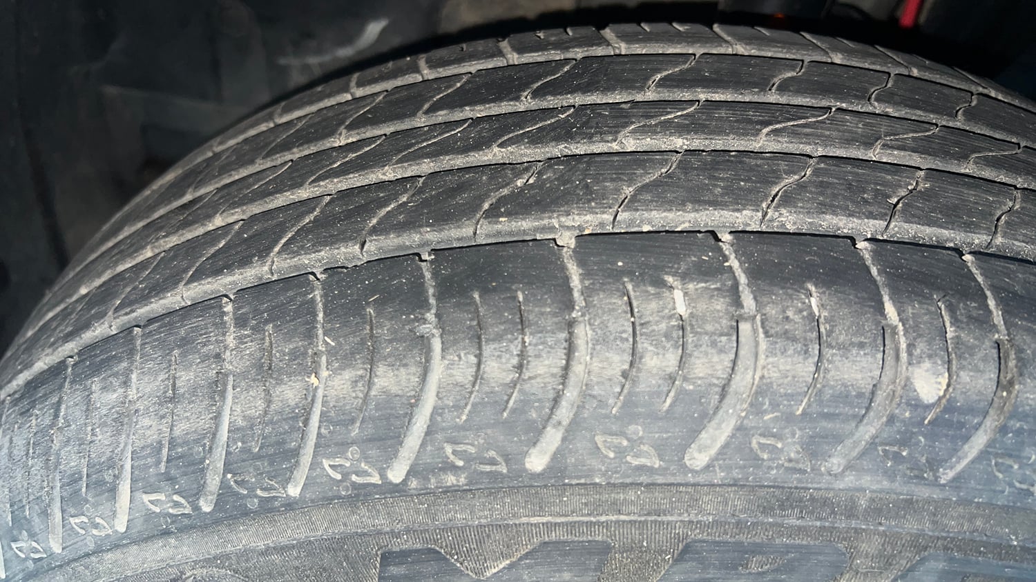 Used 2023 Nissan Magnite XE Petrol Manual tyres LEFT FRONT TYRE TREAD VIEW