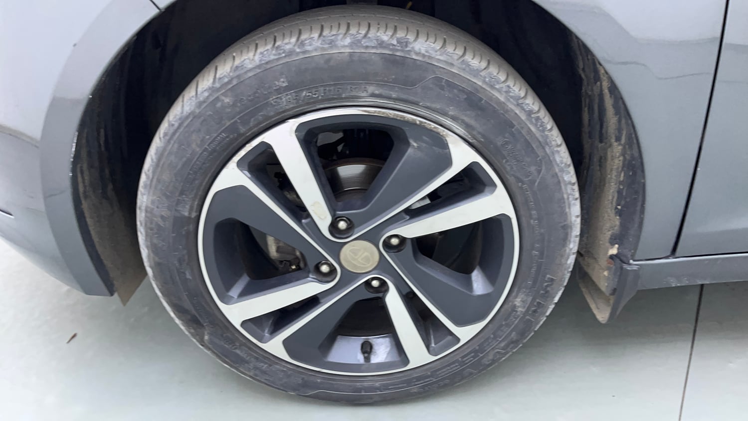 Used 2023 Tata Altroz XZ Petrol Petrol Manual tyres LEFT FRONT TYRE RIM VIEW