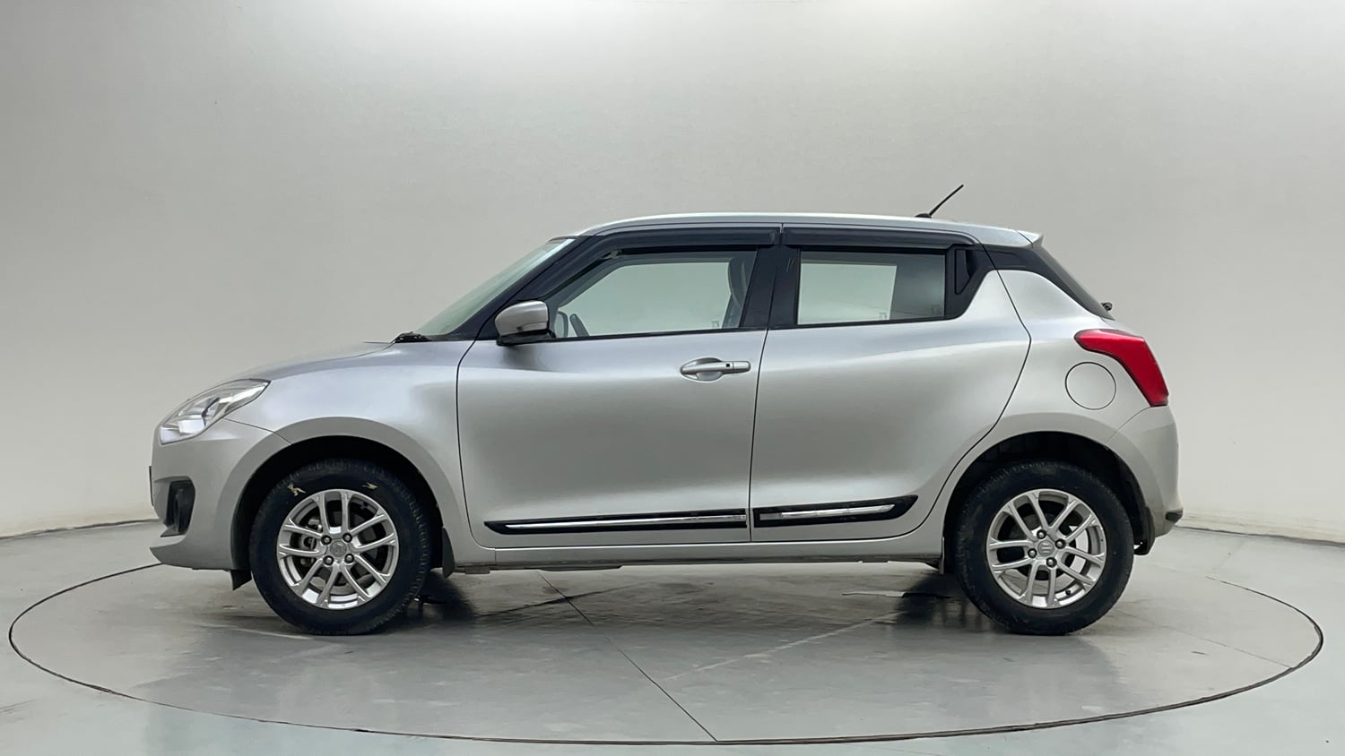 Used 2023 Maruti Suzuki Swift ZXi Petrol Manual exterior LEFT SIDE VIEW
