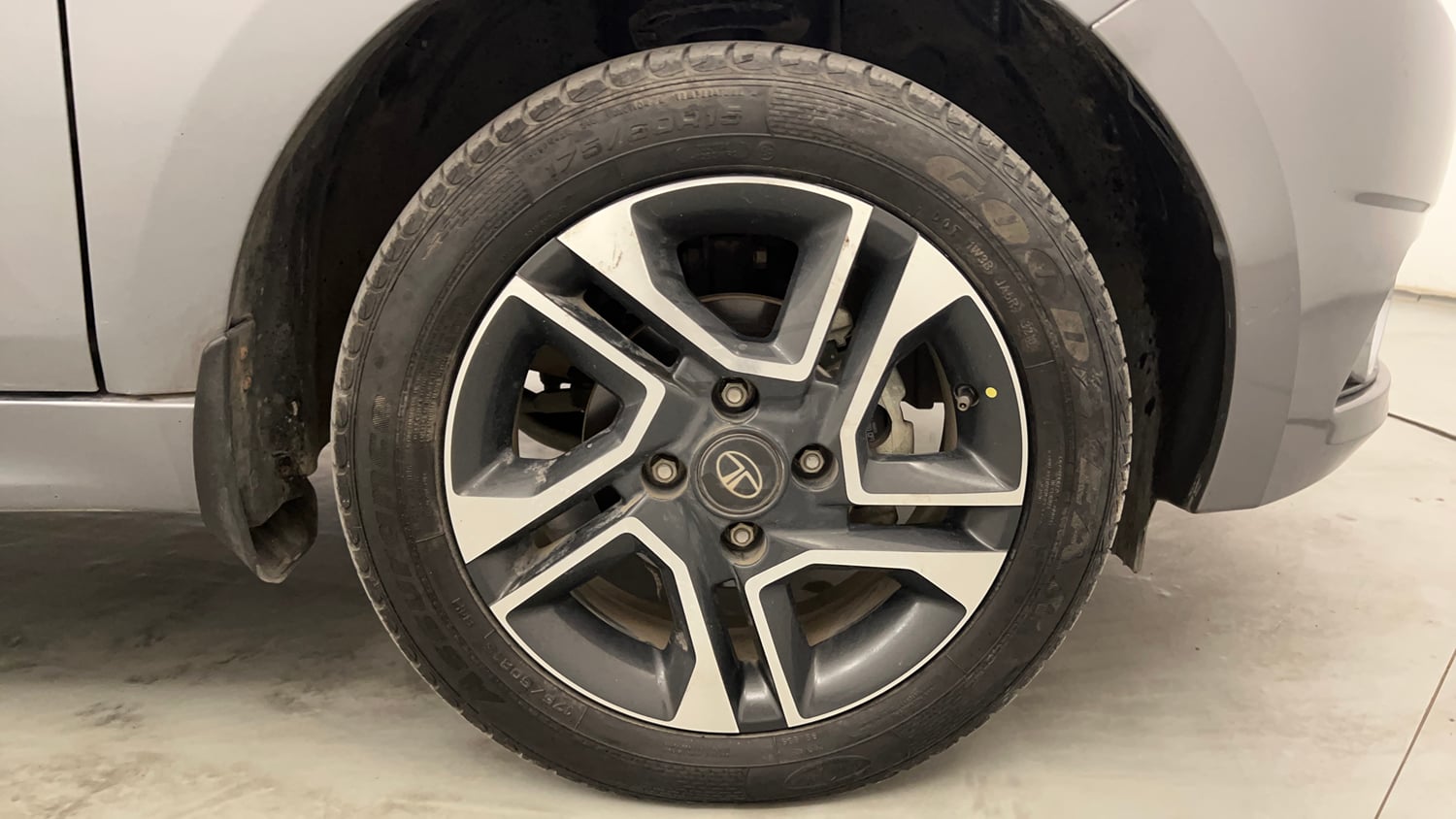 Used 2019 Tata Tiago Revotron XZ Plus Dual Tone Petrol Manual tyres RIGHT FRONT TYRE RIM VIEW