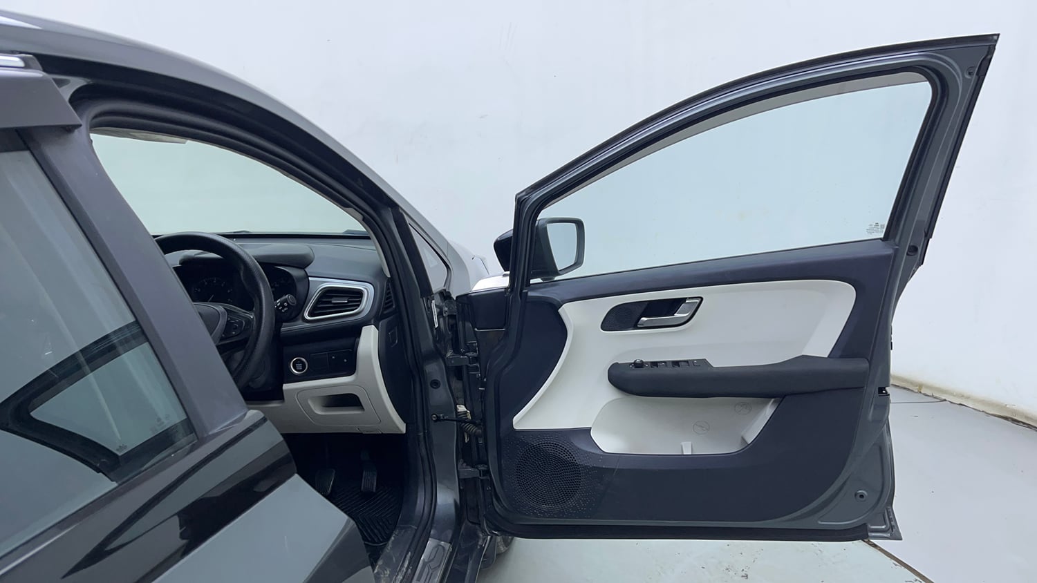Used 2023 Tata Altroz XZ Petrol Petrol Manual interior RIGHT FRONT DOOR OPEN VIEW