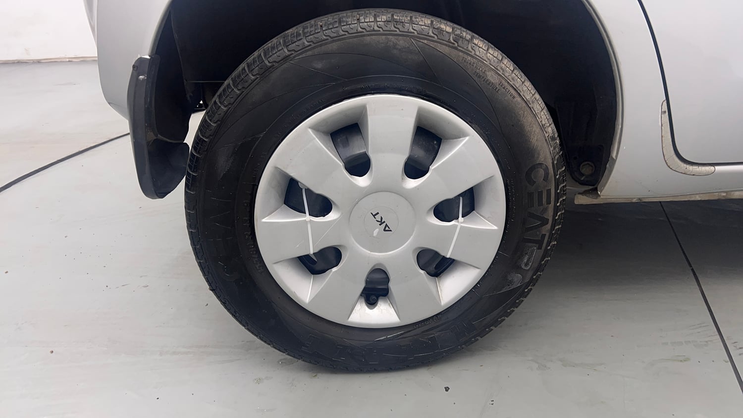 Used 2016 Datsun Redi-GO S Petrol Manual tyres RIGHT REAR TYRE RIM VIEW