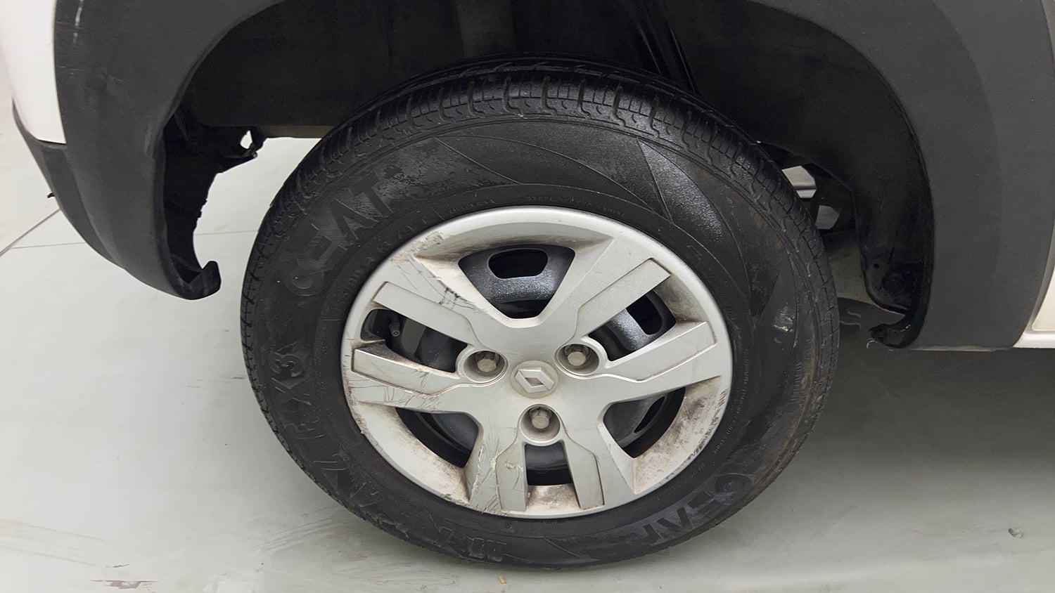 Used 2020 Renault Kwid RXT Opt Petrol Manual tyres RIGHT REAR TYRE RIM VIEW