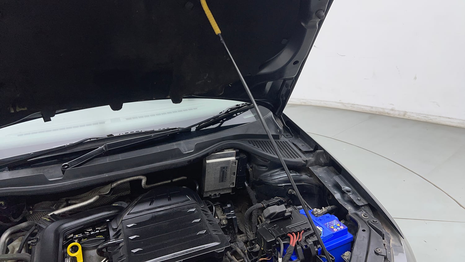 Used 2021 Volkswagen Vento Highline 1.0L TSI Automatic Petrol Automatic engine ENGINE LEFT SIDE HINGE & APRON VIEW