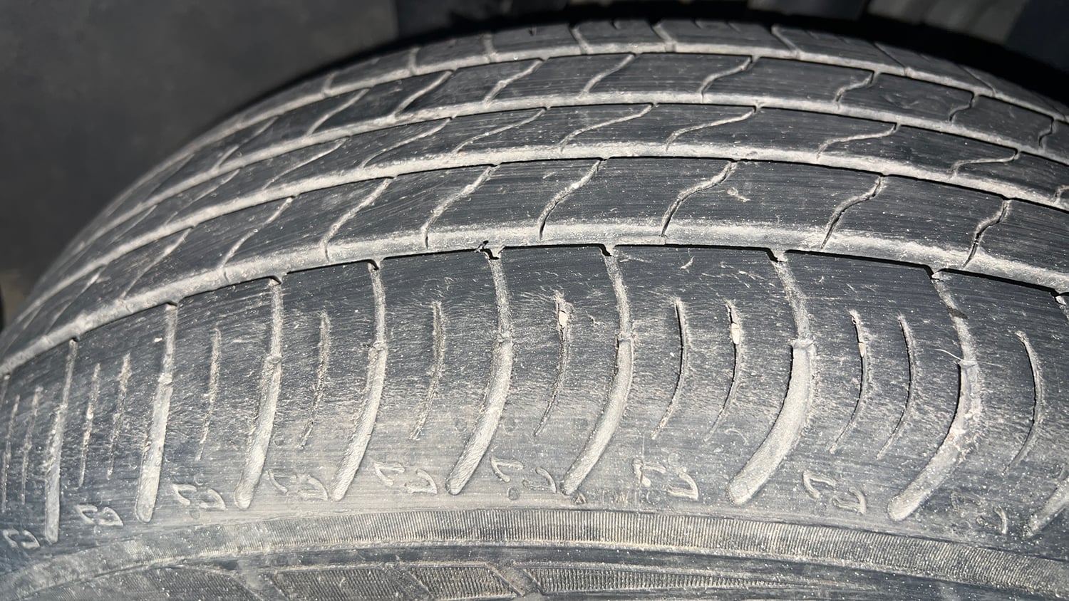 Used 2023 Nissan Magnite XE Petrol Manual tyres RIGHT FRONT TYRE TREAD VIEW
