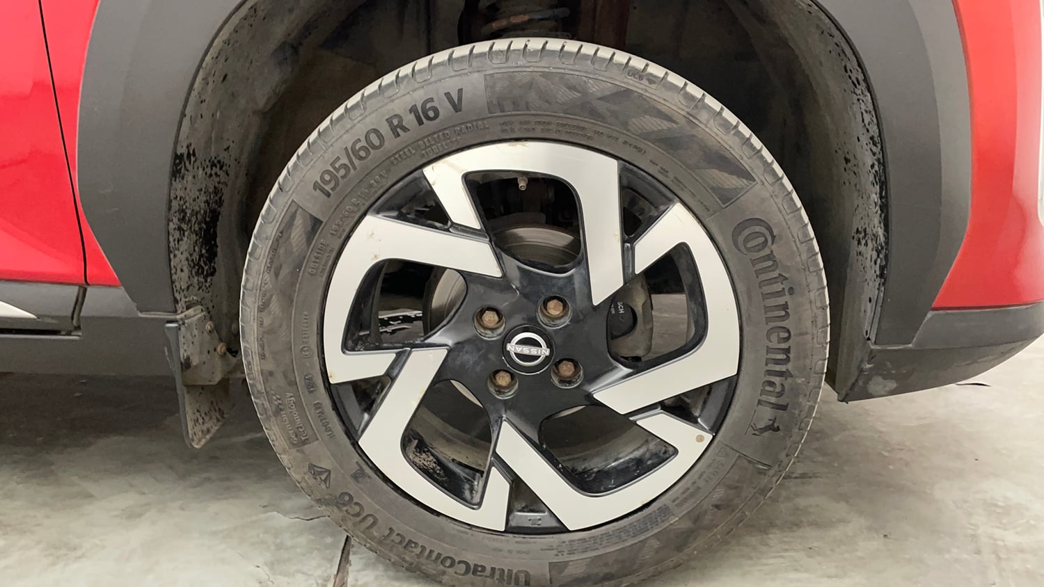 Used 2022 Nissan Magnite XV Turbo Petrol Manual tyres RIGHT FRONT TYRE RIM VIEW