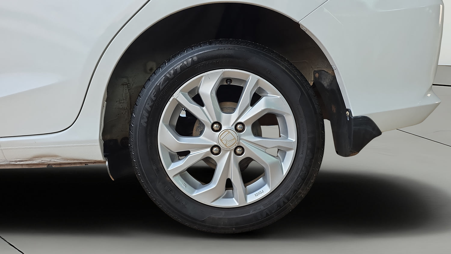 Used 2019 Honda Amaze 1.2 V CVT Petrol Petrol Automatic tyres LEFT REAR TYRE RIM VIEW
