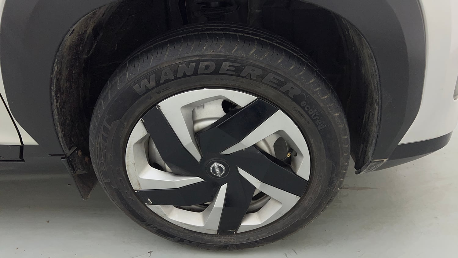 Used 2023 Nissan Magnite XE AMT Petrol Automatic tyres RIGHT FRONT TYRE RIM VIEW