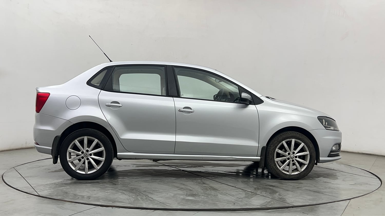 Used 2017 Volkswagen Ameo Highline Plus 1.5L AT (D)16 Alloy Diesel Automatic exterior RIGHT SIDE VIEW