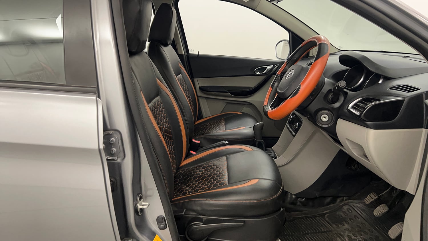 Used 2019 Tata Tiago Revotron XZ Plus Dual Tone Petrol Manual interior RIGHT SIDE FRONT DOOR CABIN VIEW