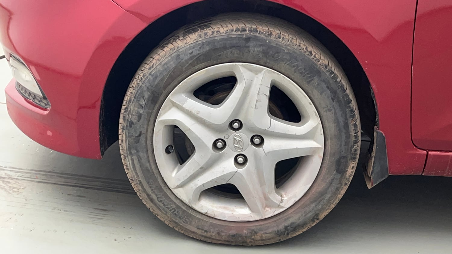 Used 2017 Hyundai Elite i20 Asta 1.2 Petrol Manual tyres LEFT FRONT TYRE RIM VIEW