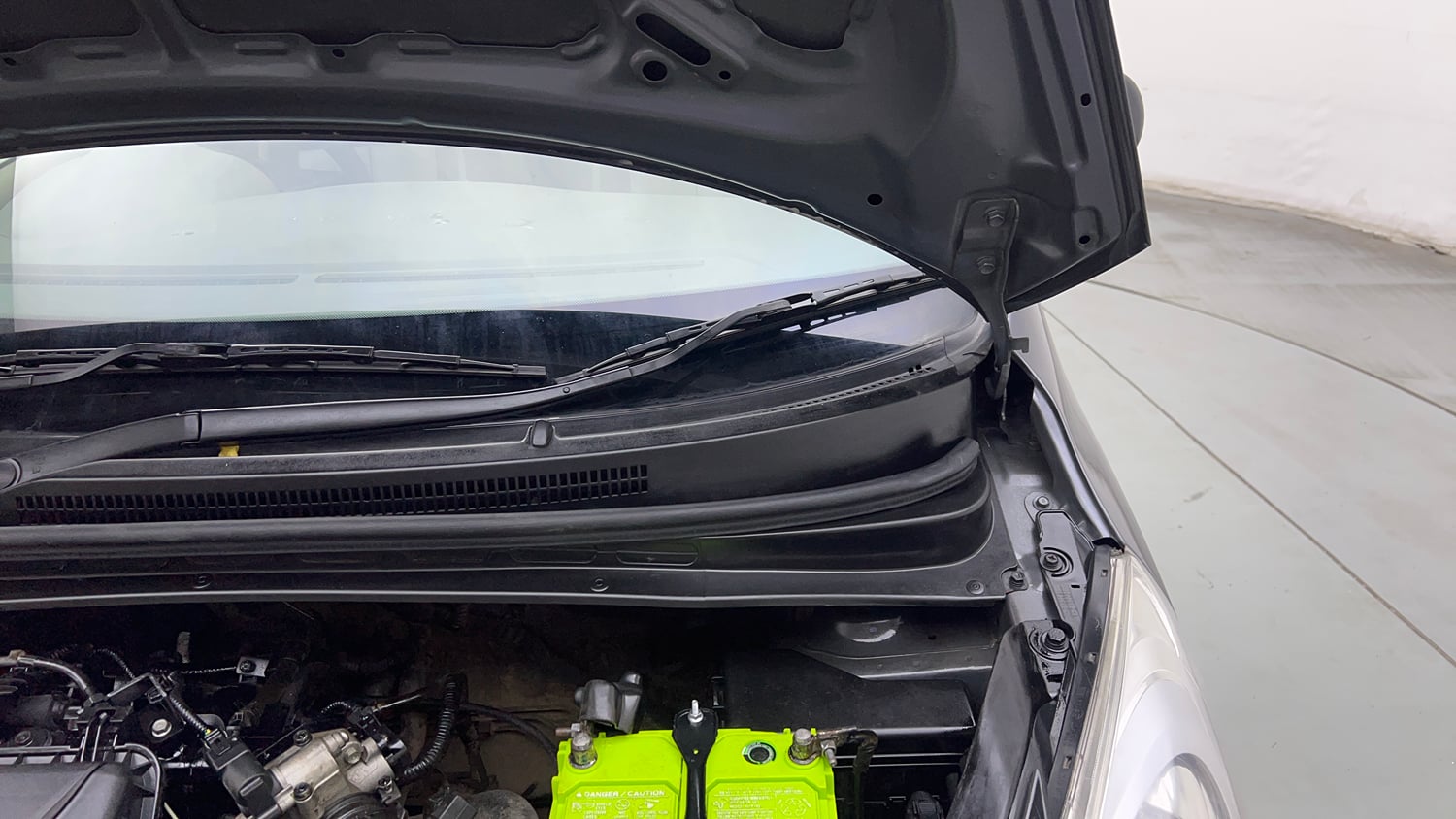 Used 2014 Hyundai i10 Magna 1.1 iRDE2 Petrol Manual engine ENGINE LEFT SIDE HINGE & APRON VIEW