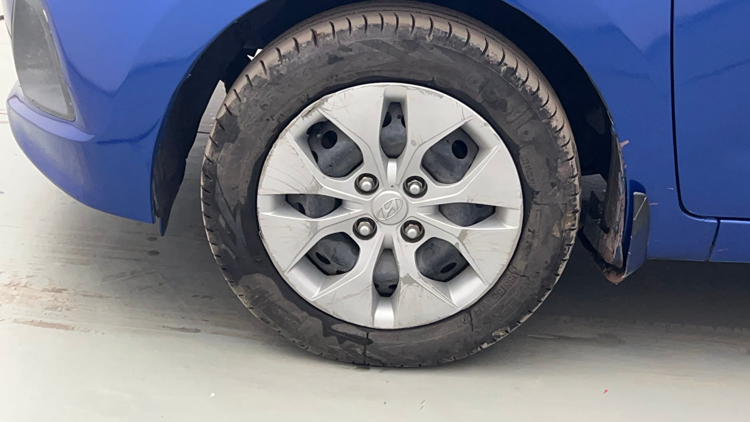 Used 2015 Hyundai Xcent Base 1.2 Petrol Manual tyres LEFT FRONT TYRE RIM VIEW