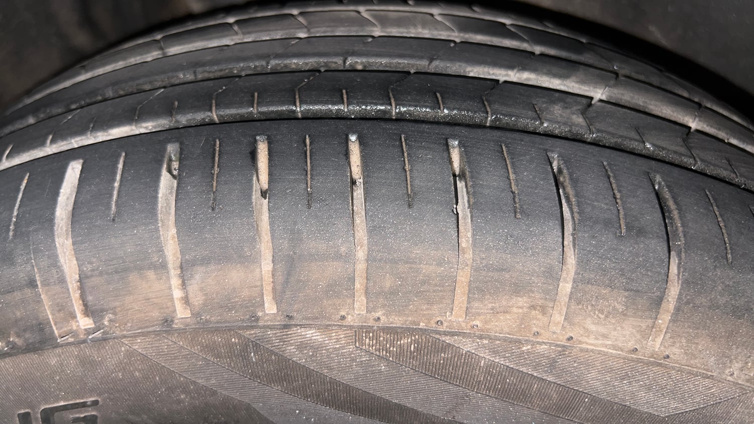 Used 2020 Maruti Suzuki Swift ZXi AMT Petrol Automatic tyres RIGHT REAR TYRE TREAD VIEW