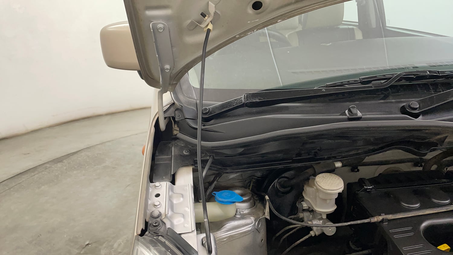 Used 2016 Maruti Suzuki Wagon R VXI Petrol Manual engine ENGINE RIGHT SIDE HINGE & APRON VIEW