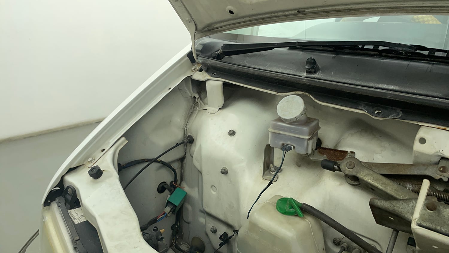 Used 2013 Maruti Suzuki Eeco 5 STR WITH A/C+HTR Petrol Manual engine ENGINE RIGHT SIDE HINGE & APRON VIEW