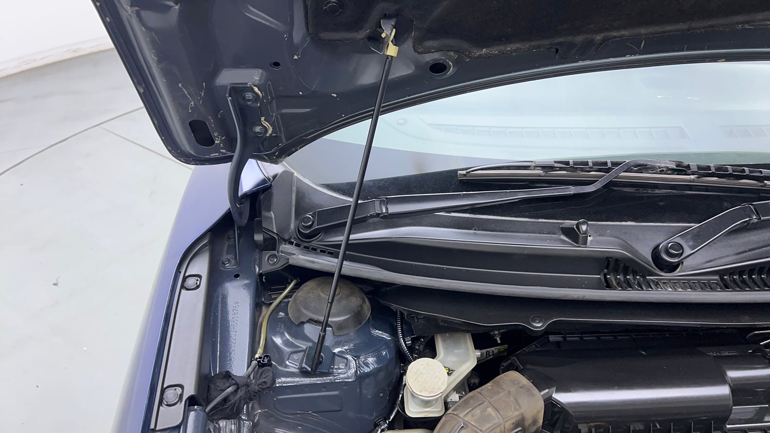 Used 2018 Maruti Suzuki Baleno Delta 1.2 Petrol Manual engine ENGINE RIGHT SIDE HINGE & APRON VIEW