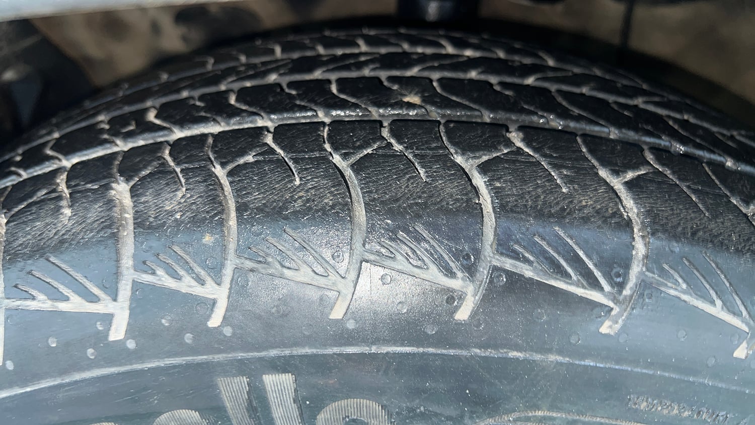 Used 2022 Hyundai Alcazar Signature (O) 6 STR 2.0 Petrol AT Petrol Automatic tyres LEFT FRONT TYRE TREAD VIEW