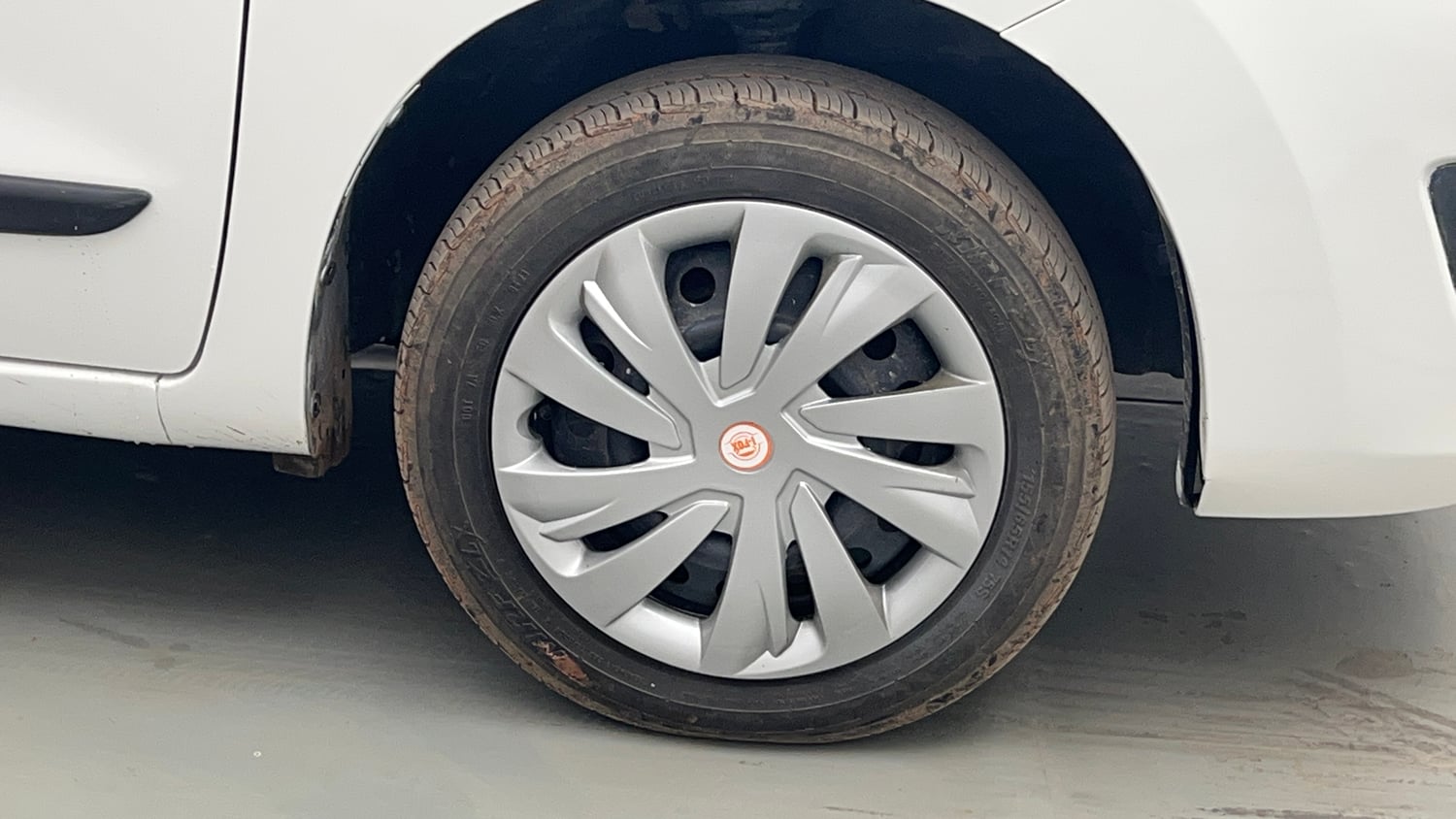 Used 2014 Maruti Suzuki Wagon R VXI Petrol Manual tyres RIGHT FRONT TYRE RIM VIEW