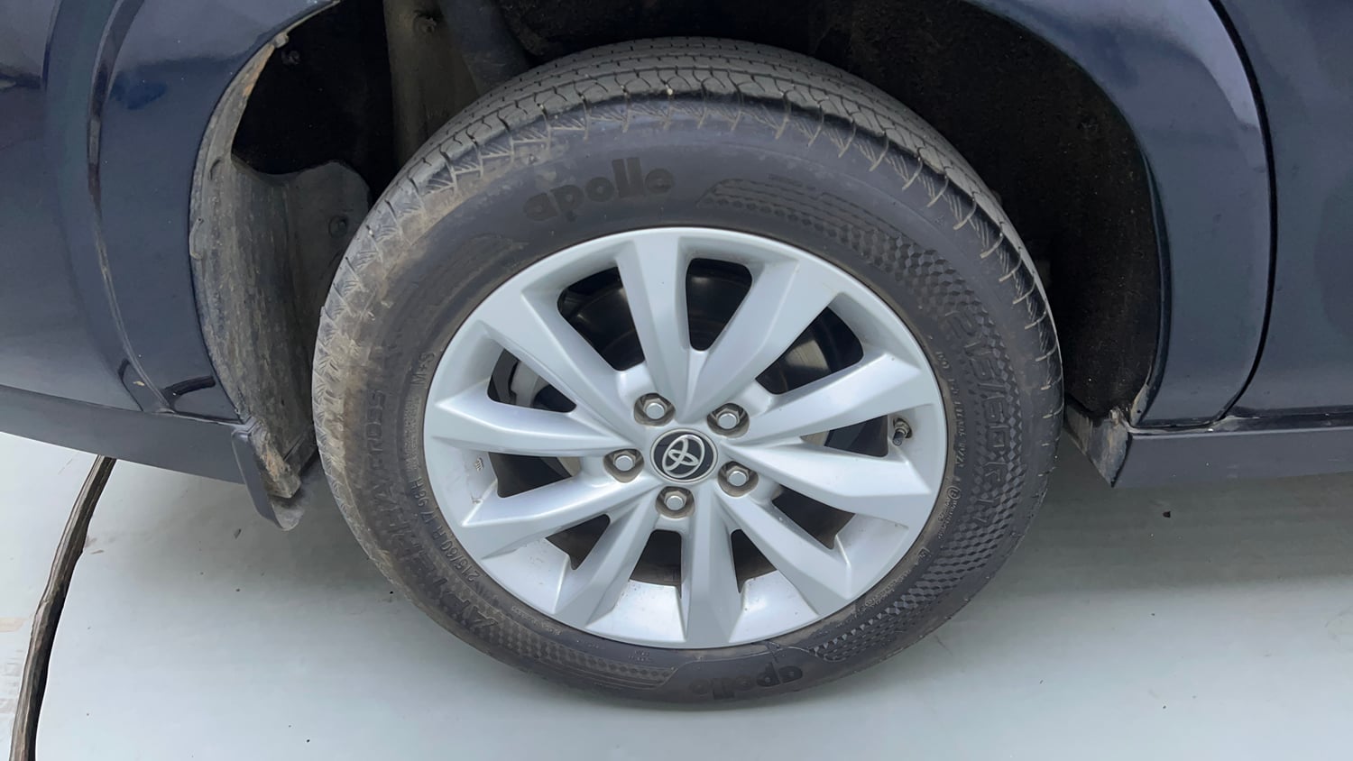 Used 2023 Toyota Innova Hycross VX Hybrid 7 STR Hybrid Automatic tyres RIGHT REAR TYRE RIM VIEW