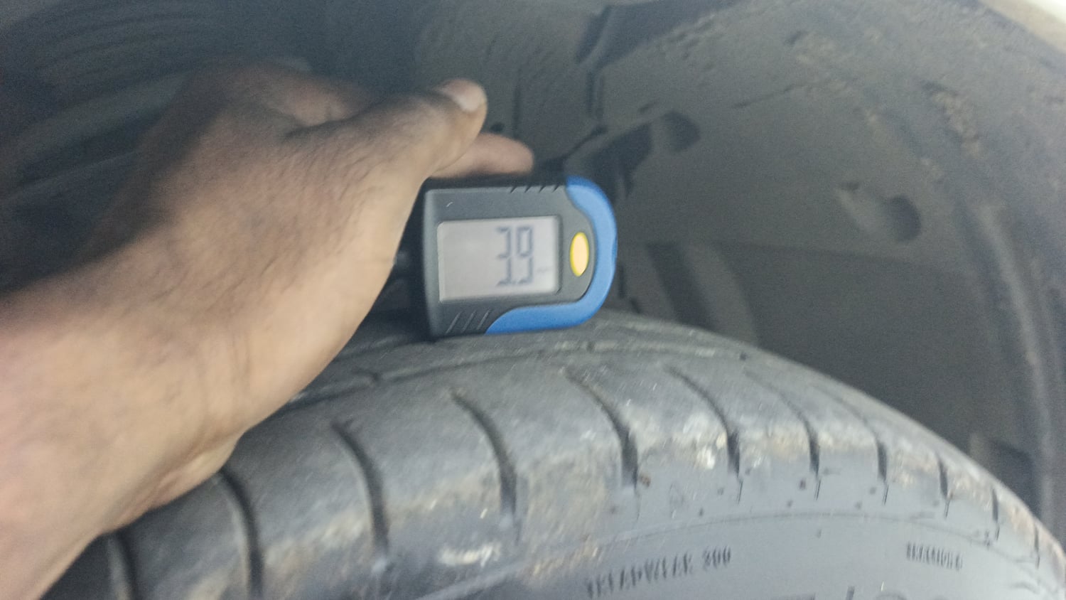 Used 2015 Maruti Suzuki Swift VDi Diesel Manual tyres RIGHT FRONT TYRE TREAD VIEW
