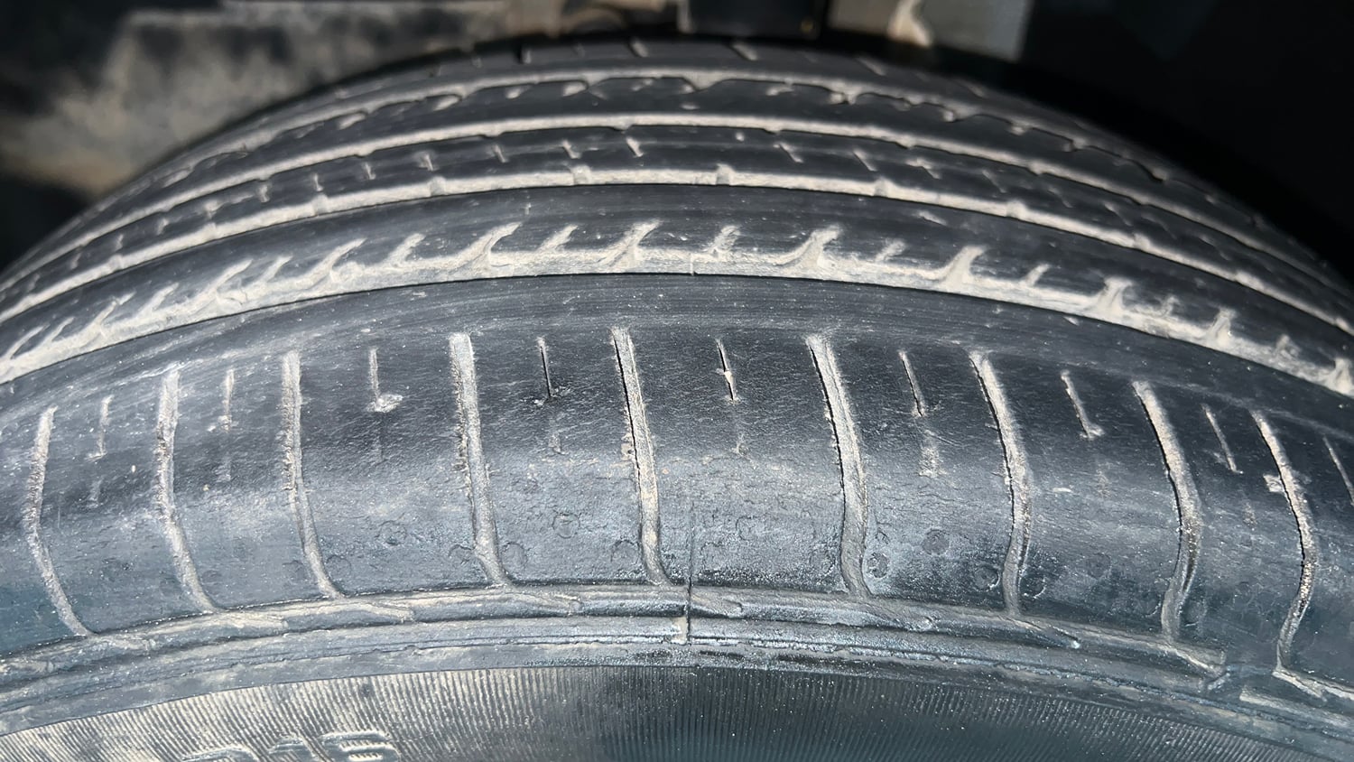 Used 2023 Tata Punch Accomplished Dazzle Pack AMT Petrol Automatic tyres LEFT FRONT TYRE TREAD VIEW