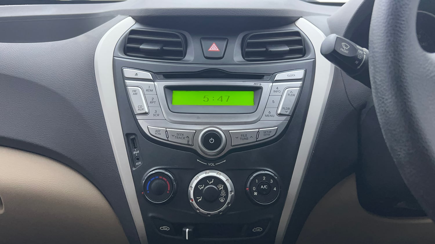 Used 2016 Hyundai Eon Magna + Petrol Manual interior MUSIC SYSTEM & AC CONTROL VIEW