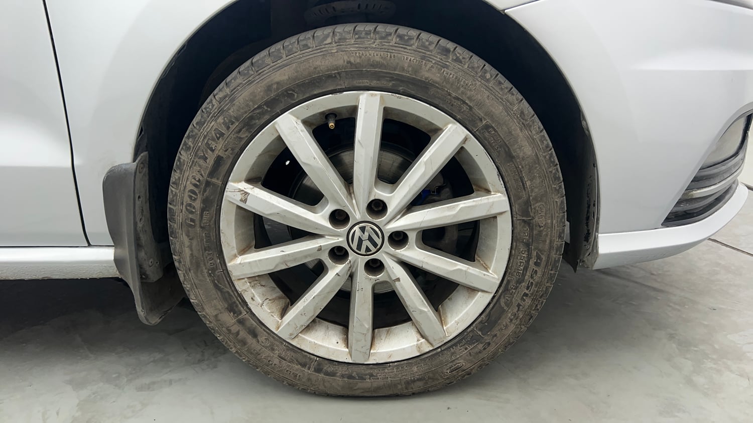 Used 2017 Volkswagen Ameo Highline Plus 1.5L AT (D)16 Alloy Diesel Automatic tyres RIGHT FRONT TYRE RIM VIEW