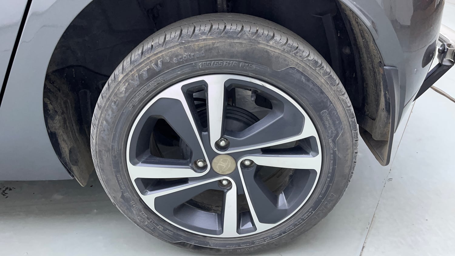 Used 2023 Tata Altroz XZ Petrol Petrol Manual tyres LEFT REAR TYRE RIM VIEW