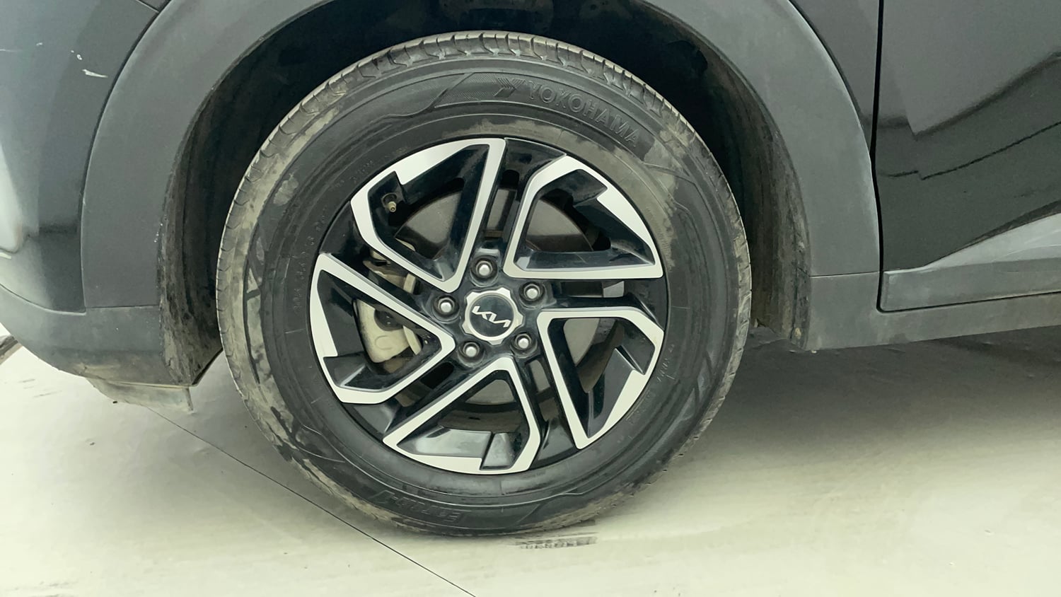 Used 2023 Kia Carens Prestige Plus 1.5 Diesel iMT 7 STR Diesel Manual tyres LEFT FRONT TYRE RIM VIEW