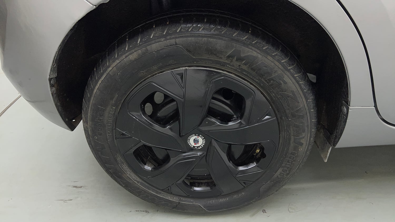 Used 2016 Maruti Suzuki Baleno Delta 1.2 Petrol Manual tyres RIGHT REAR TYRE RIM VIEW