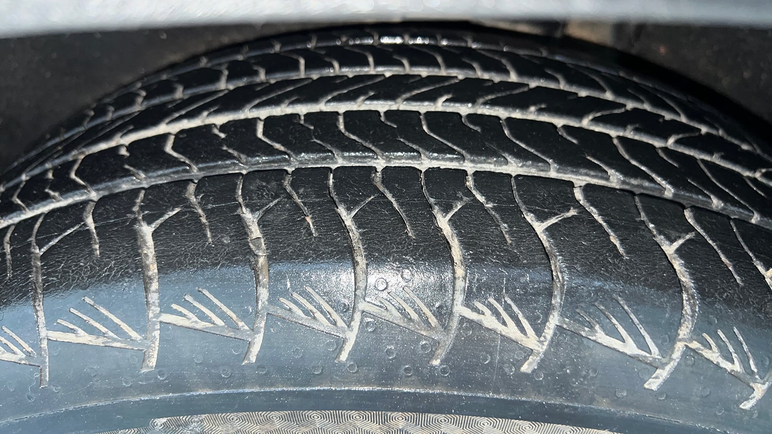Used 2022 Hyundai Alcazar Signature (O) 6 STR 2.0 Petrol AT Petrol Automatic tyres LEFT REAR TYRE TREAD VIEW