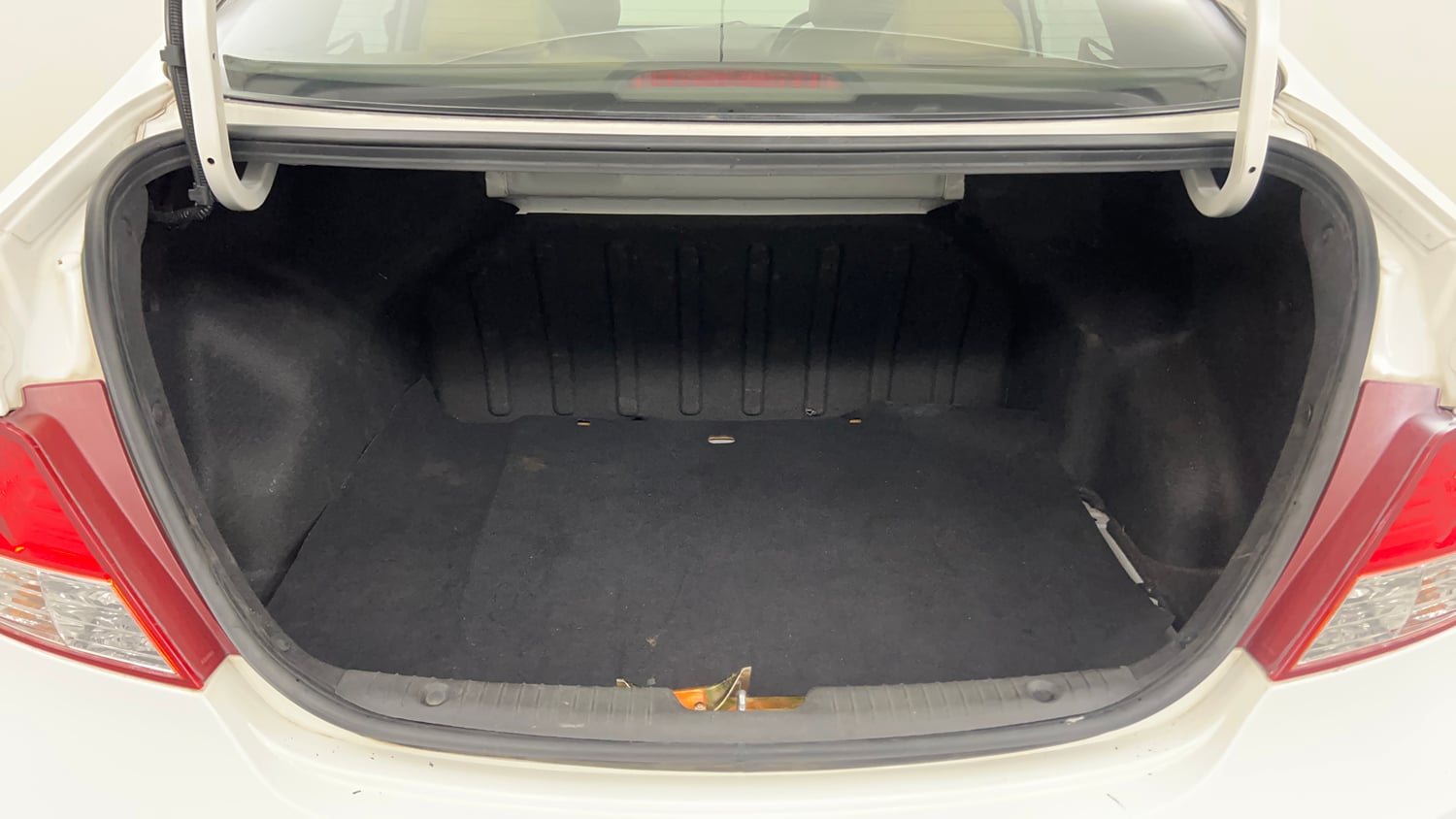 Used 2014 Hyundai Verna Fluidic 1.6 VTVT SX Petrol Manual interior DICKY INSIDE VIEW