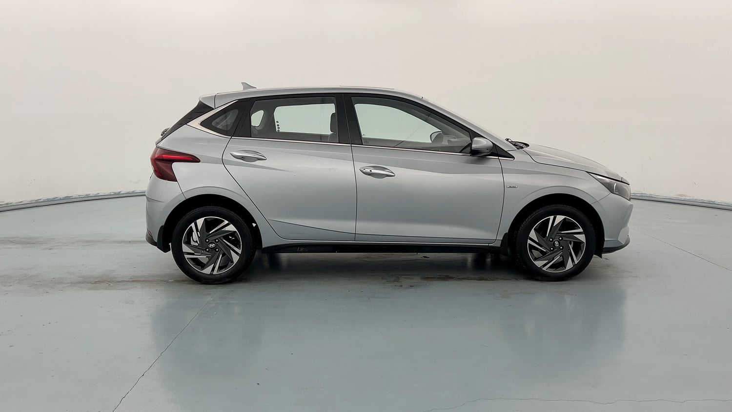 Used 2023 Hyundai i20 Asta (O) 1.2 IVT Petrol Automatic exterior RIGHT SIDE VIEW